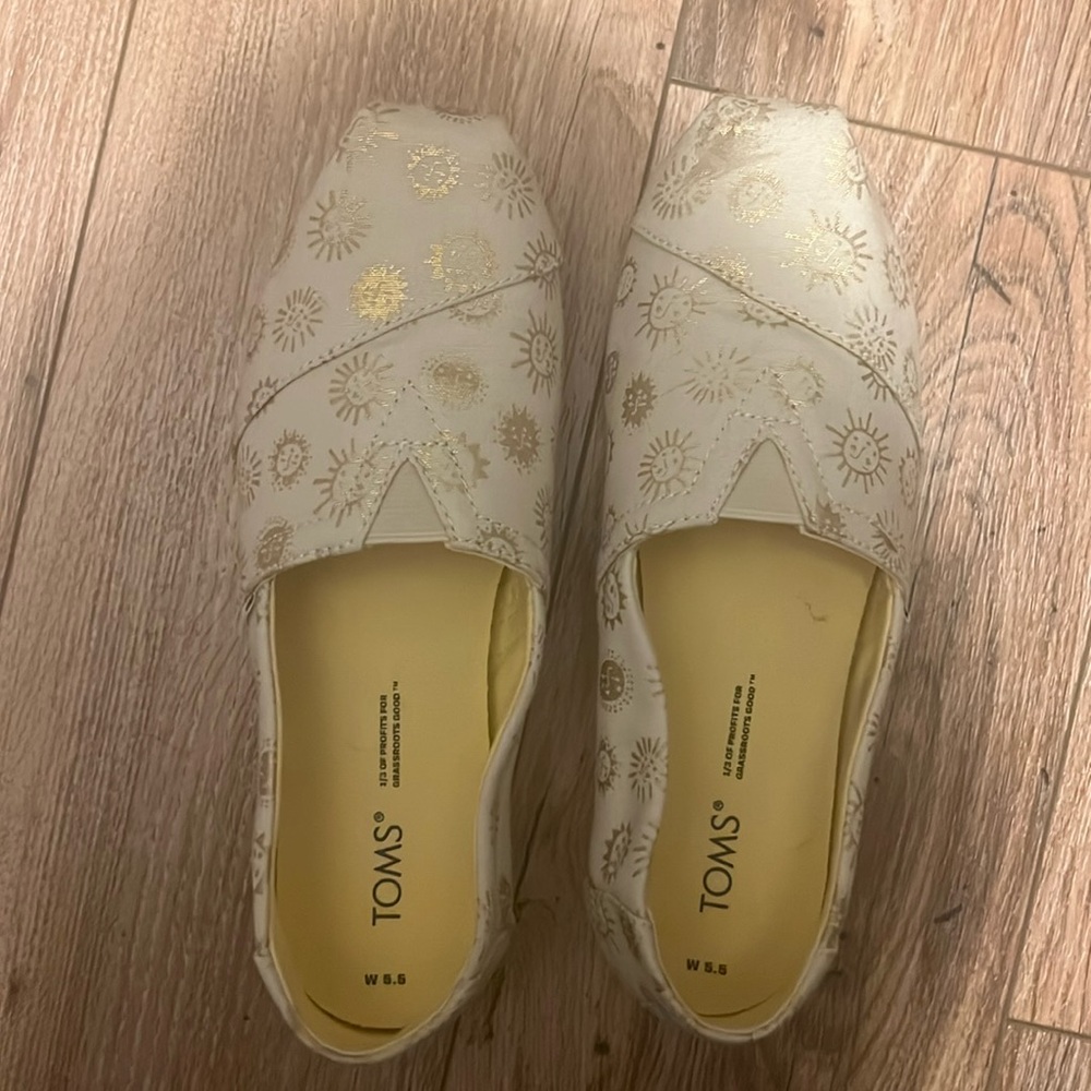 Adorbs size 5.5 Tom’s loafers